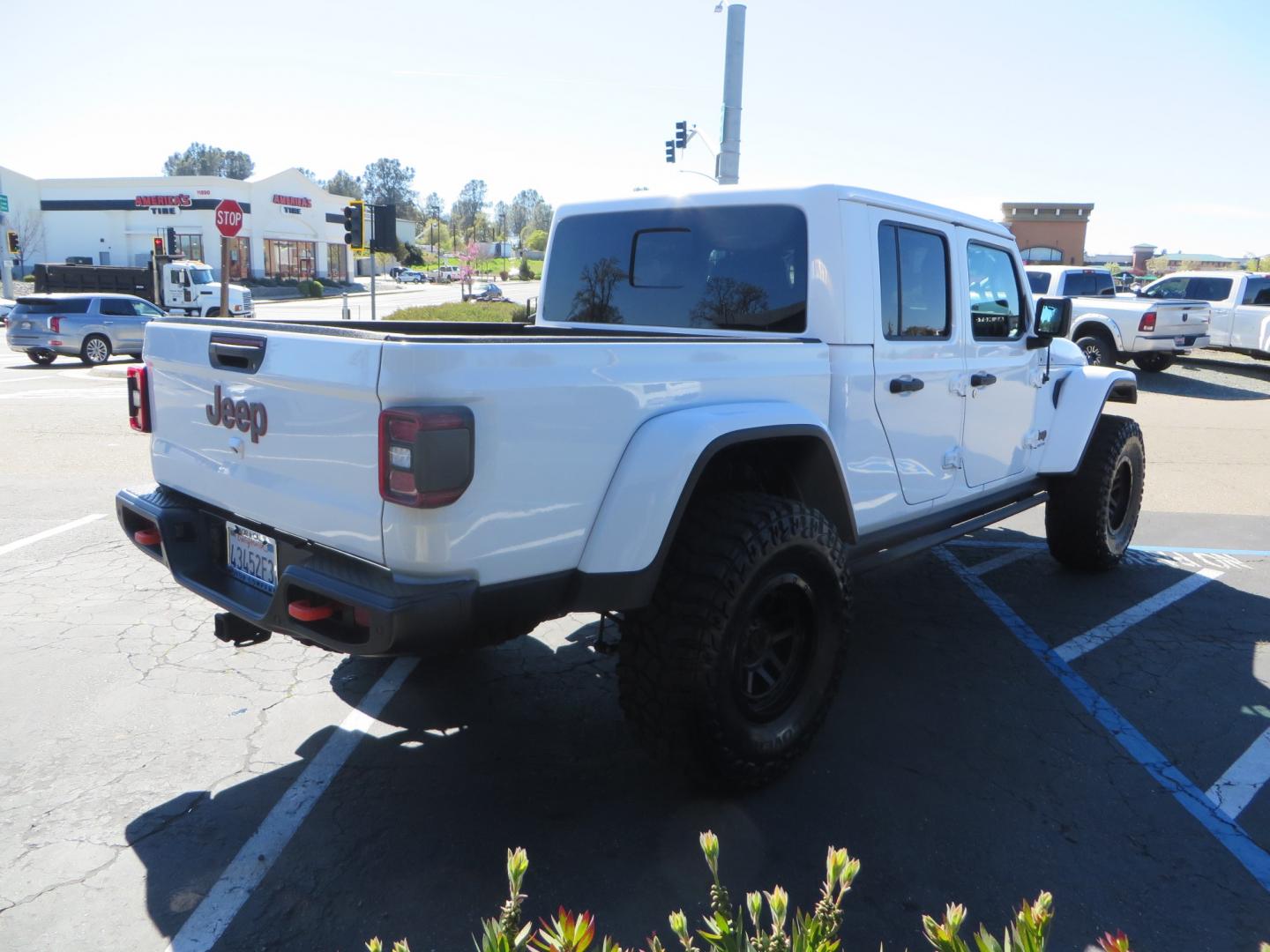 2021 White /Black Jeep Gladiator Mojave (1C6JJTEG5ML) with an 3.6L V6 DOHC 24V engine, automatic transmission, located at 2630 Grass Valley Highway, Auburn, CA, 95603, (530) 508-5100, 38.937893, -121.095482 - Mojave Edition Gladiator with 17" KMC wheels, 37" Cooper STT Pro tires, front bumper, Badlands winch, removable front license plate, and rock sliders. - Photo#4